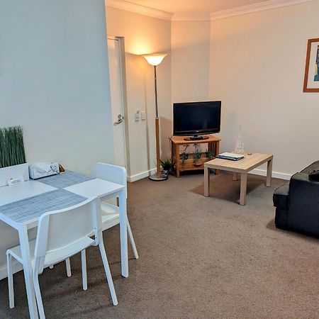 Lovely City Apartment With Private Courtyard, Pool, Free Parking, Gym Perth Eksteriør billede