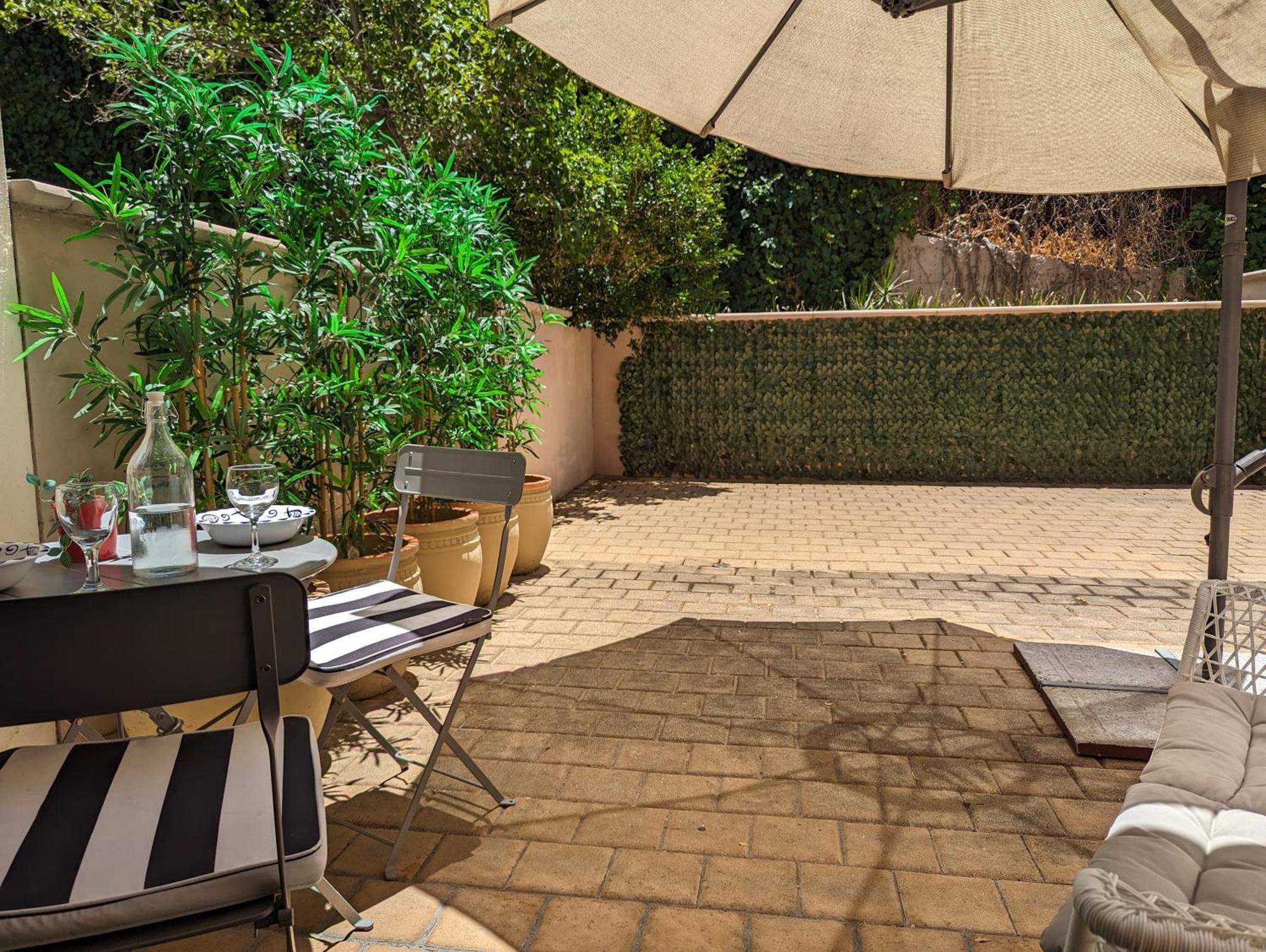 Lovely City Apartment With Private Courtyard, Pool, Free Parking, Gym Perth Eksteriør billede